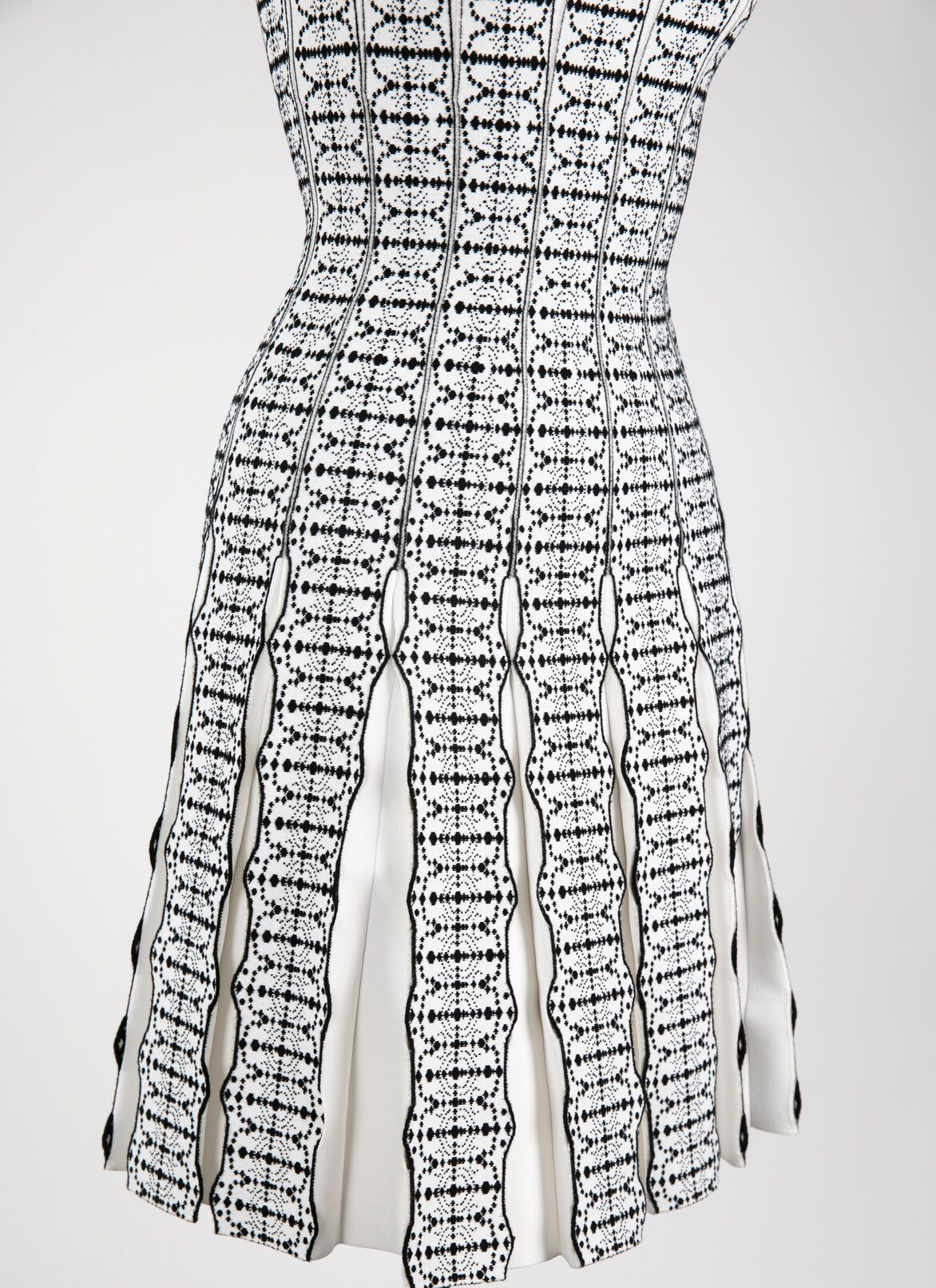 SLEEVELESS DRESS SIDI BOU SAID PLISSE WHITE/BLACK ALAÏA WHITE/BLACK SLEEVELESS DRESS SIDI BOU SAID PLISSE WHITE/BLACK